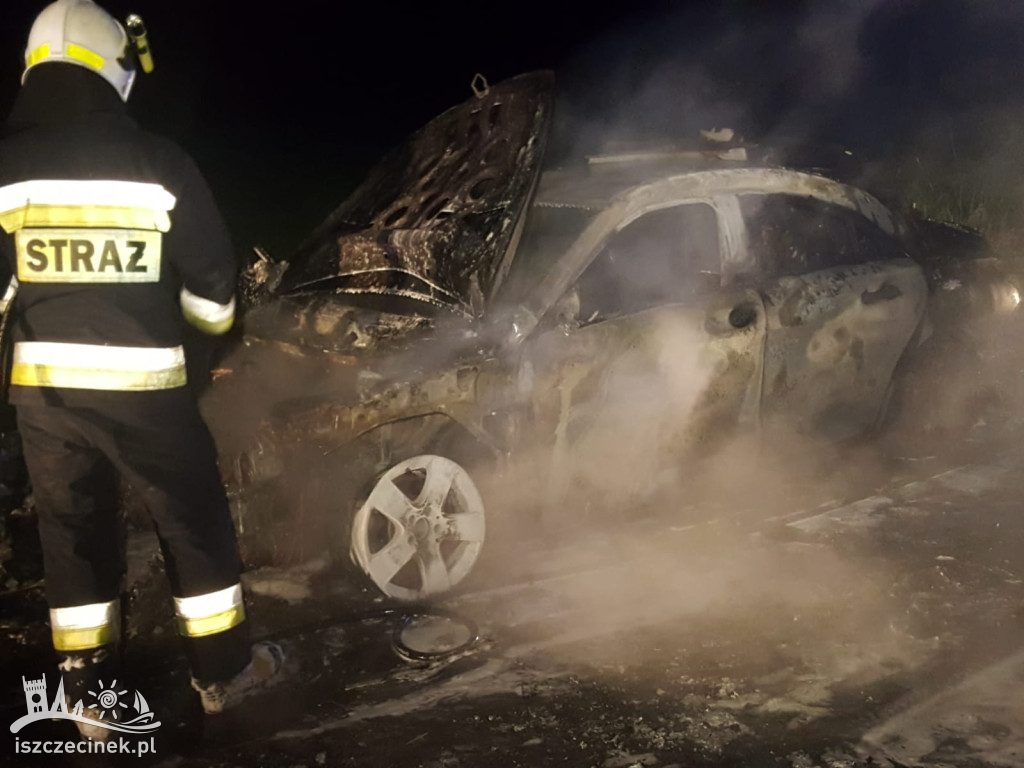 Luksusowy mercedes spłonął doszczętnie. Ogień pojawił się w czasie jazdy