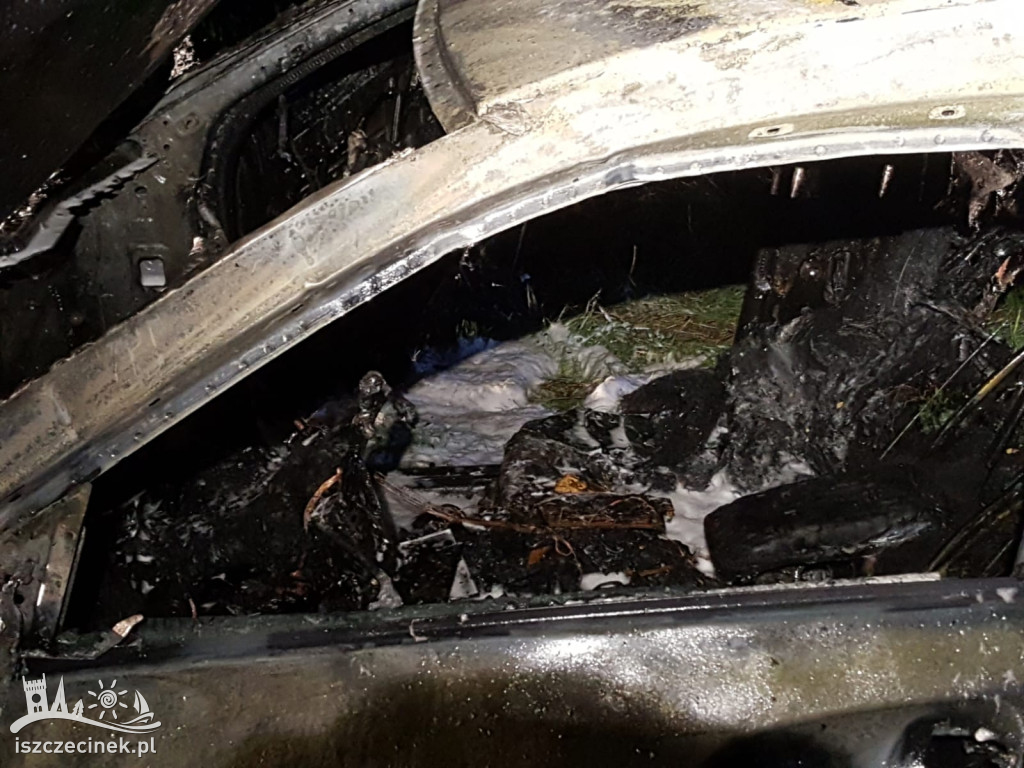 Luksusowy mercedes spłonął doszczętnie. Ogień pojawił się w czasie jazdy