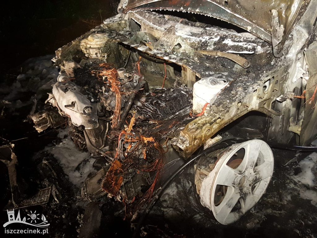 Luksusowy mercedes spłonął doszczętnie. Ogień pojawił się w czasie jazdy