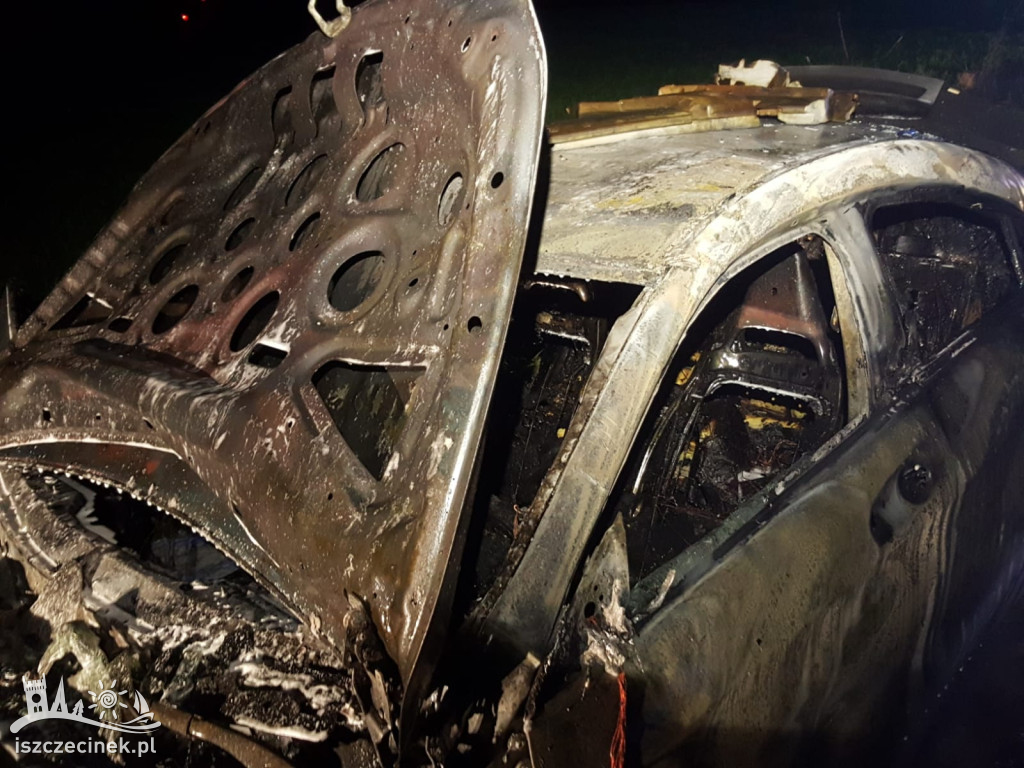 Luksusowy mercedes spłonął doszczętnie. Ogień pojawił się w czasie jazdy