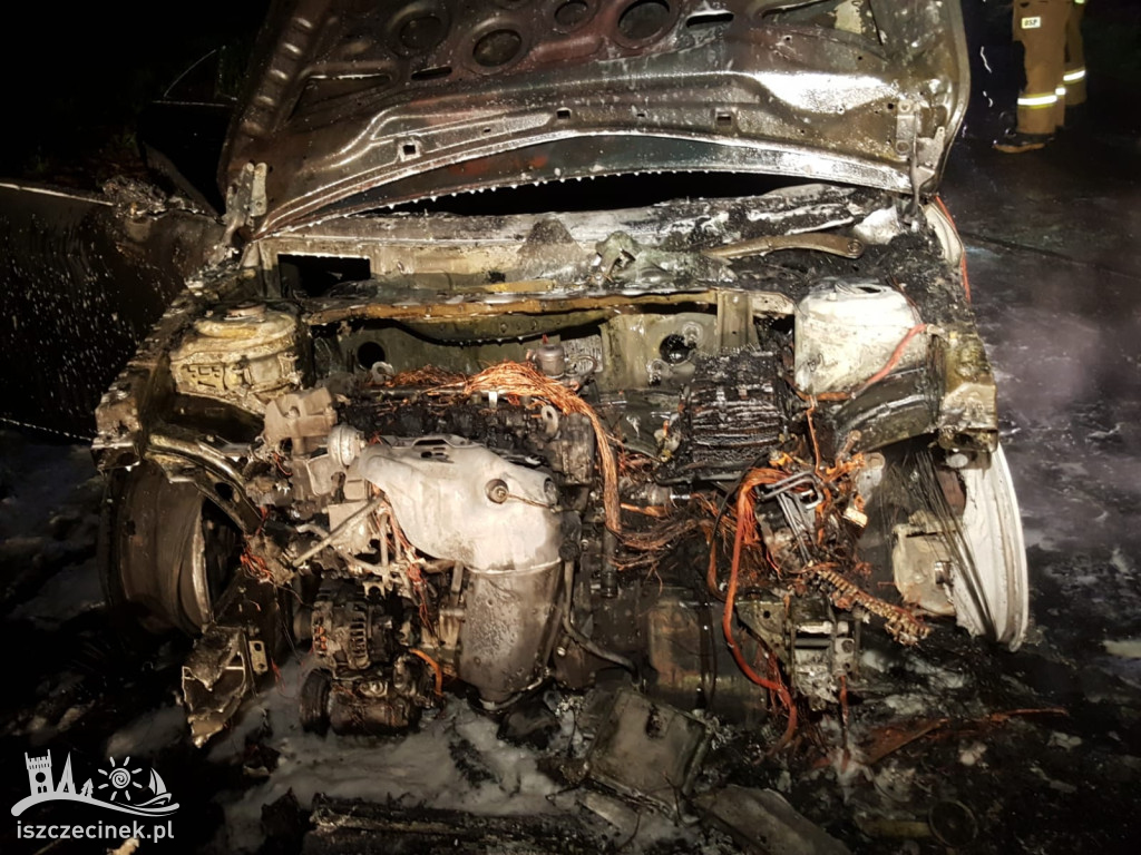 Luksusowy mercedes spłonął doszczętnie. Ogień pojawił się w czasie jazdy