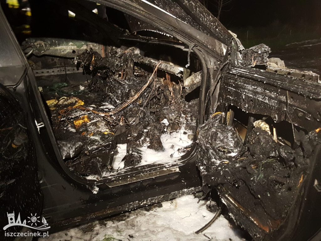 Luksusowy mercedes spłonął doszczętnie. Ogień pojawił się w czasie jazdy