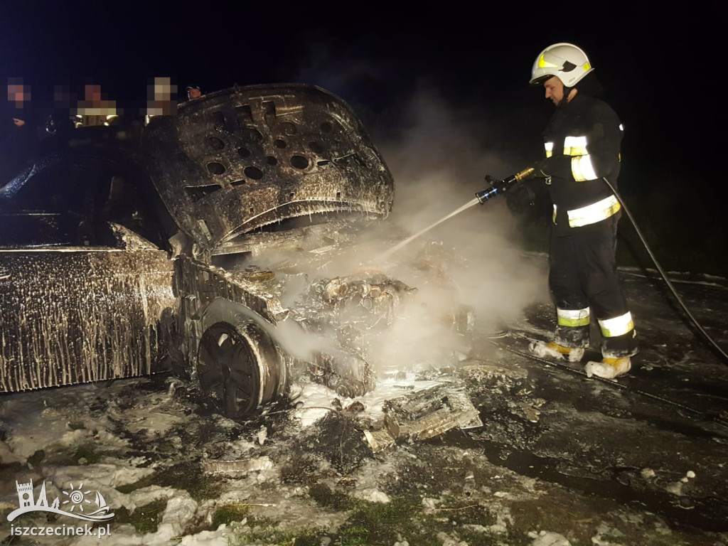 Luksusowy mercedes spłonął doszczętnie. Ogień pojawił się w czasie jazdy