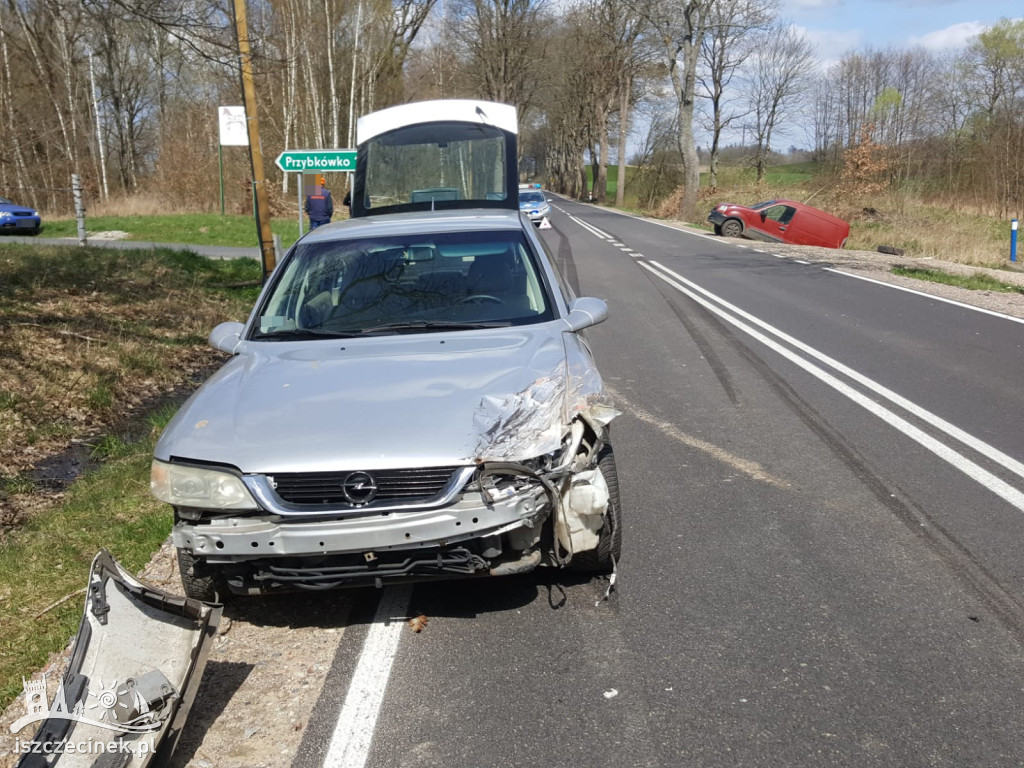 Kolizja dwóch samochodów na DW171