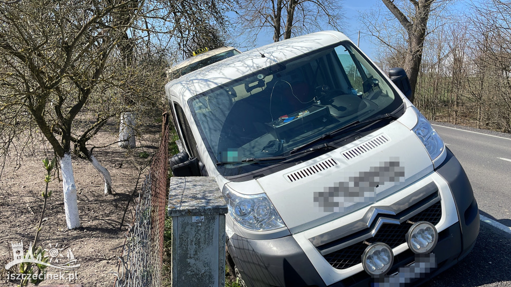 Laweta wypadła z drogi. Ostre hamowanie zakończyło się w rowie.