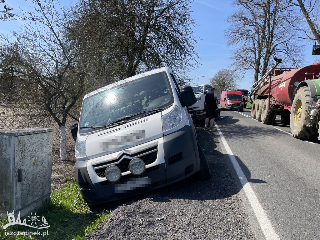 Laweta wypadła z drogi. Ostre hamowanie zakończyło się w rowie.