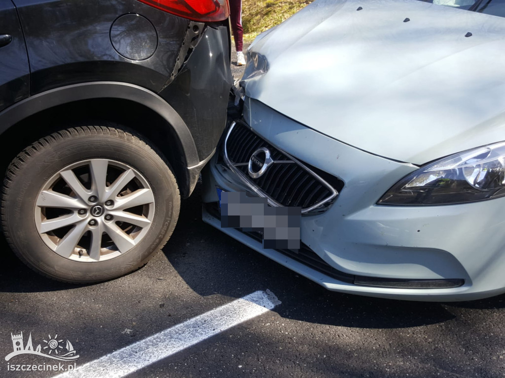 Volvo wjechało w tył mazdy. Kolizja na „jedenastce”