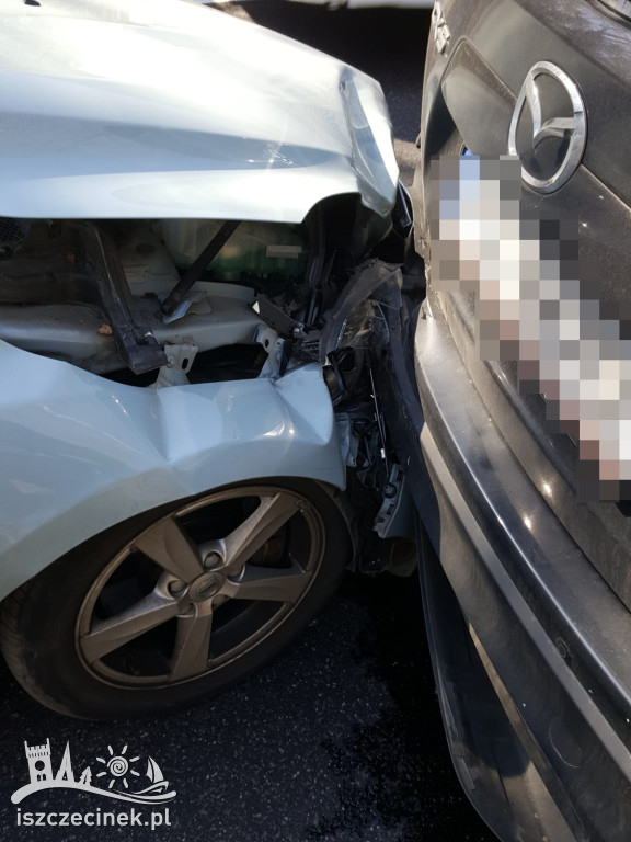 Volvo wjechało w tył mazdy. Kolizja na „jedenastce”