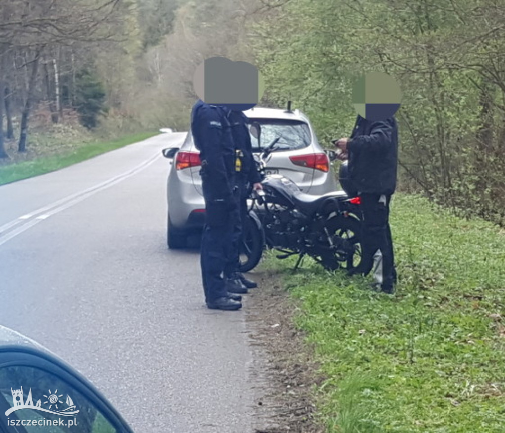 Kompletnie pijany motocyklista wpadł do przydrożnego rowu. Ile wydmuchał?