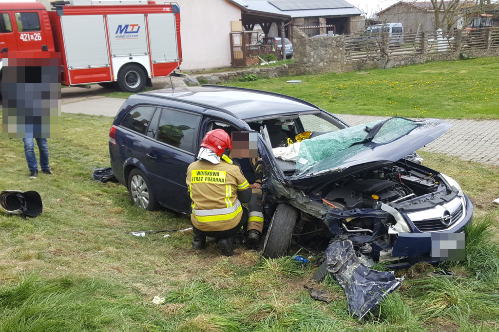 Opel uderzył w drzewo. Jedna osoba zakleszczona w pojeździe.