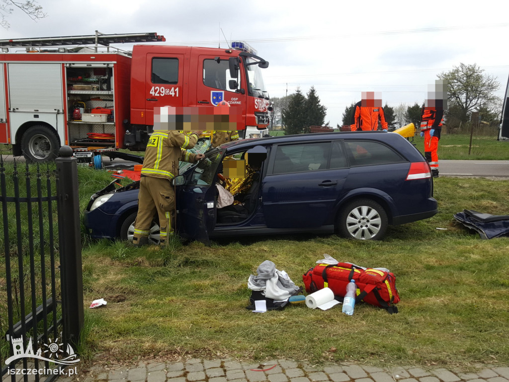 Opel uderzył w drzewo. Jedna osoba zakleszczona w pojeździe.