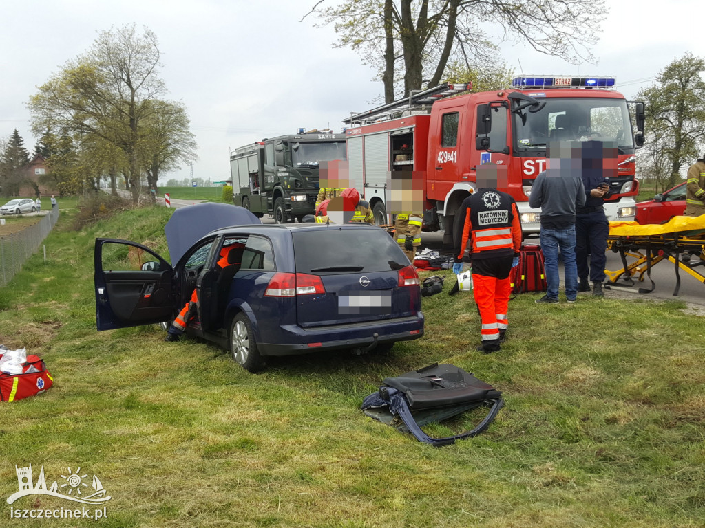Opel uderzył w drzewo. Jedna osoba zakleszczona w pojeździe.