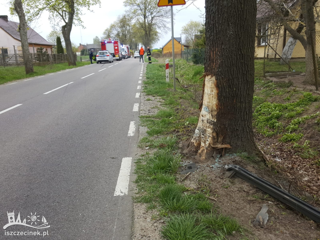 Opel uderzył w drzewo. Jedna osoba zakleszczona w pojeździe.