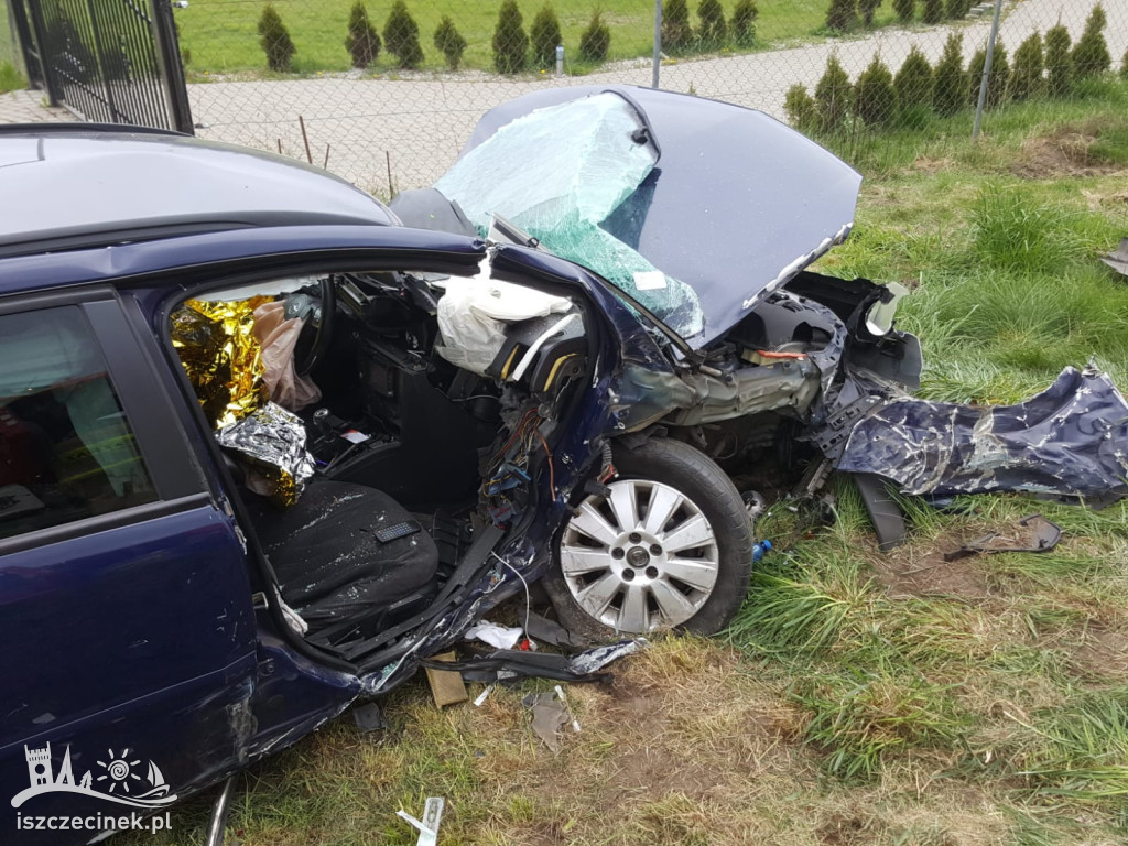 Opel uderzył w drzewo. Jedna osoba zakleszczona w pojeździe.