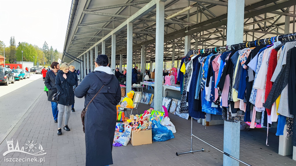 Tłumy na rynku. Pchli targ wrócił po zimowej przerwie