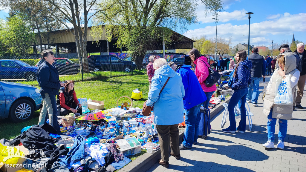 Tłumy na rynku. Pchli targ wrócił po zimowej przerwie