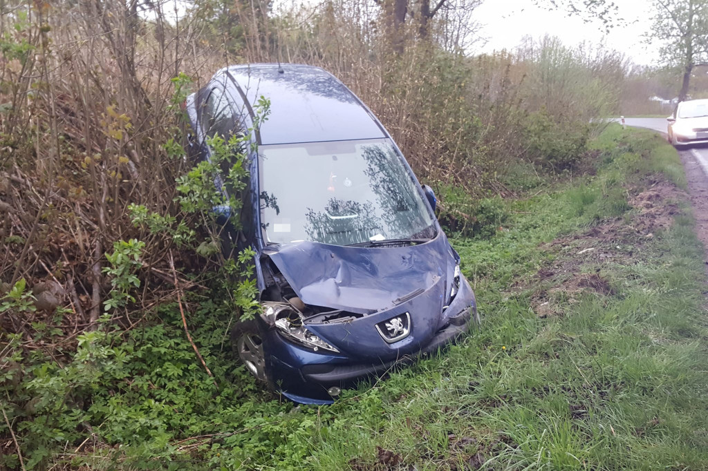 Peugeot wypadł z drogi. Jedna osoba trafiła do szpitala