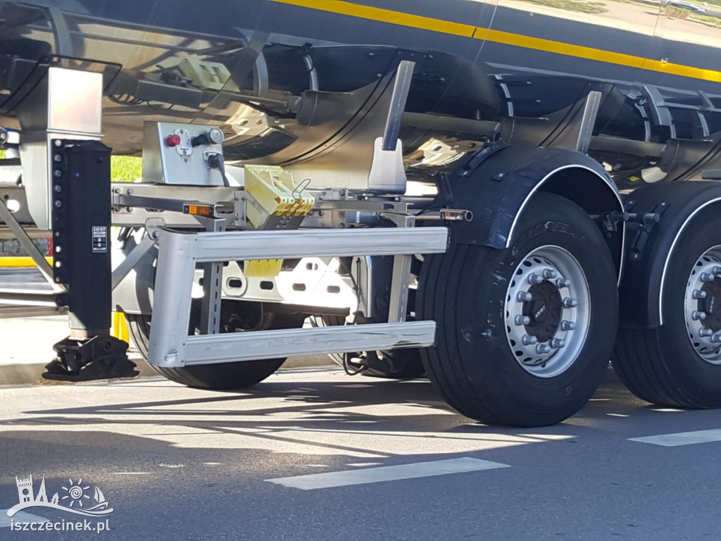 Zderzenie cysterny z motocyklem. O krok od tragedii w centrum Grzmiącej