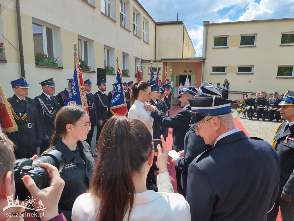 Awanse i gratulacje. Powiatowe obchody Dnia Strażaka w Szczecinku.