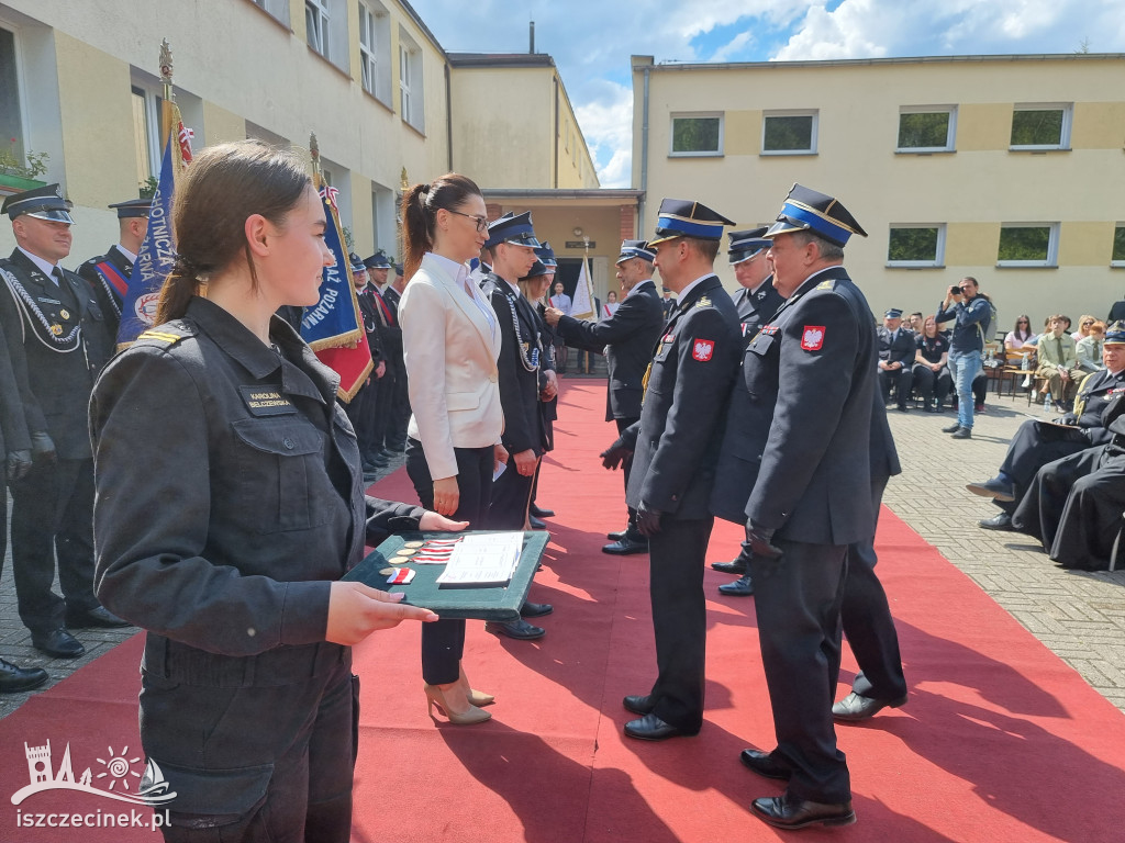 Awanse i gratulacje. Powiatowe obchody Dnia Strażaka w Szczecinku.