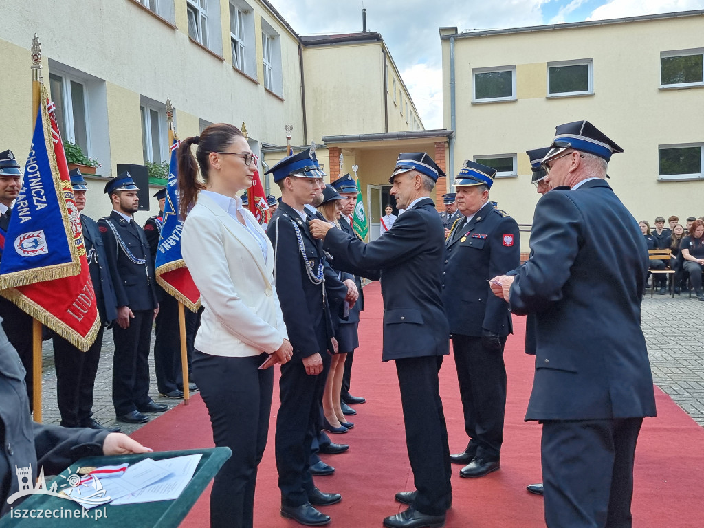 Awanse i gratulacje. Powiatowe obchody Dnia Strażaka w Szczecinku.