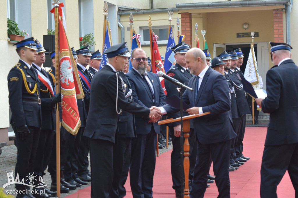 Awanse i gratulacje. Powiatowe obchody Dnia Strażaka w Szczecinku.