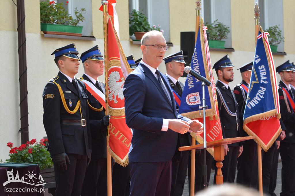 Awanse i gratulacje. Powiatowe obchody Dnia Strażaka w Szczecinku.