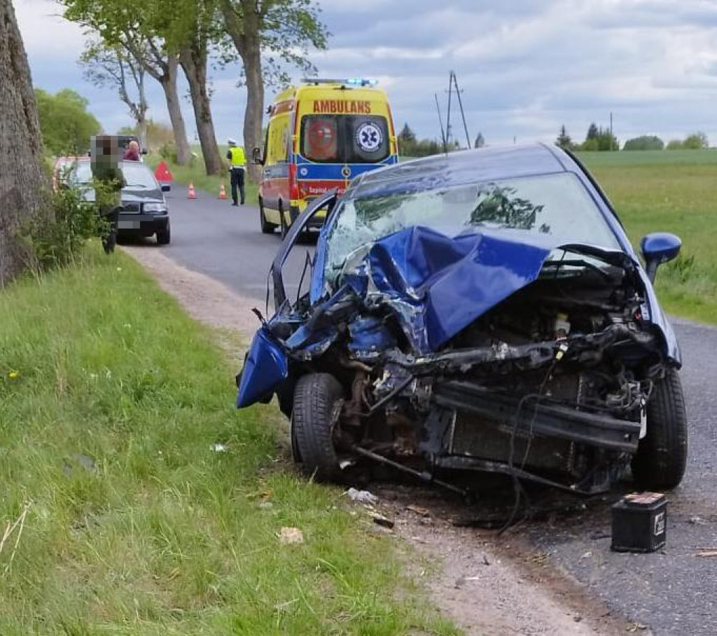 Fiat uderzył w drzewo pod Wierzchowem