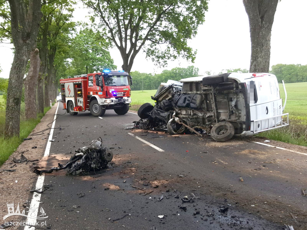 Samochód dostawczy rozbił się na drzewie. Kierowca wyleciał z kabiny
