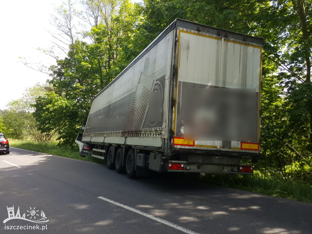 Ciężarówka zjechała z drogi na DW 172. Utrudnienia w ruchu
