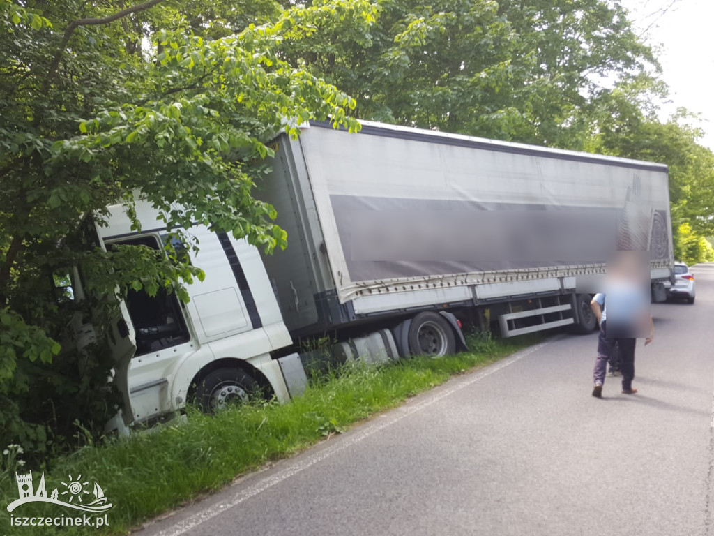 Ciężarówka zjechała z drogi na DW 172. Utrudnienia w ruchu