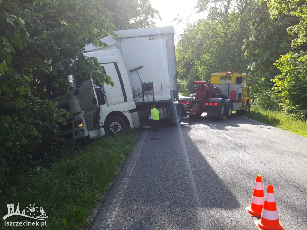 Ciężarówka zjechała z drogi na DW 172. Utrudnienia w ruchu