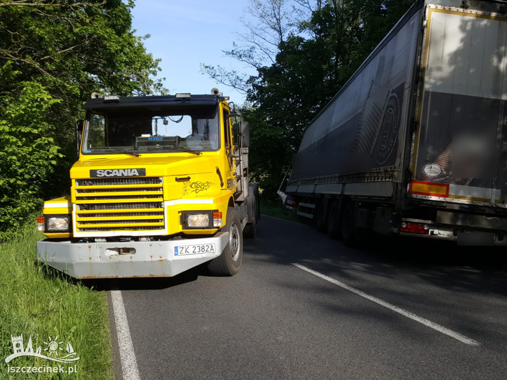 Ciężarówka zjechała z drogi na DW 172. Utrudnienia w ruchu