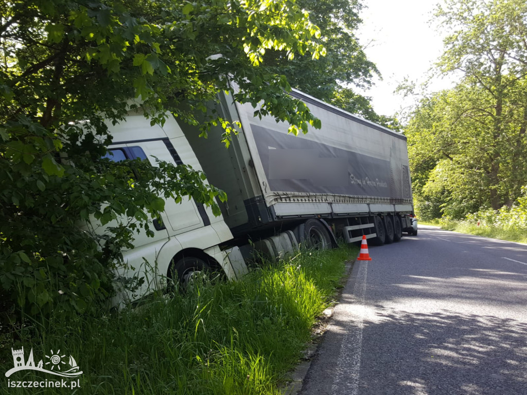 Ciężarówka zjechała z drogi na DW 172. Utrudnienia w ruchu