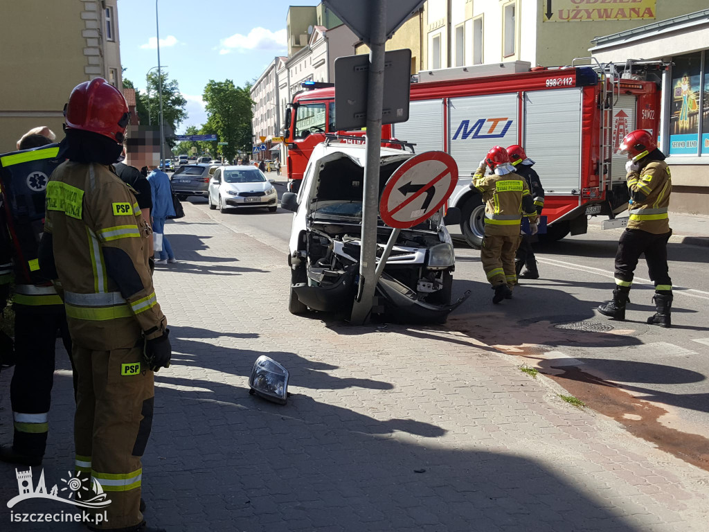 Wypadek w centrum Szczecinka. Auto uderzyło w latarnię