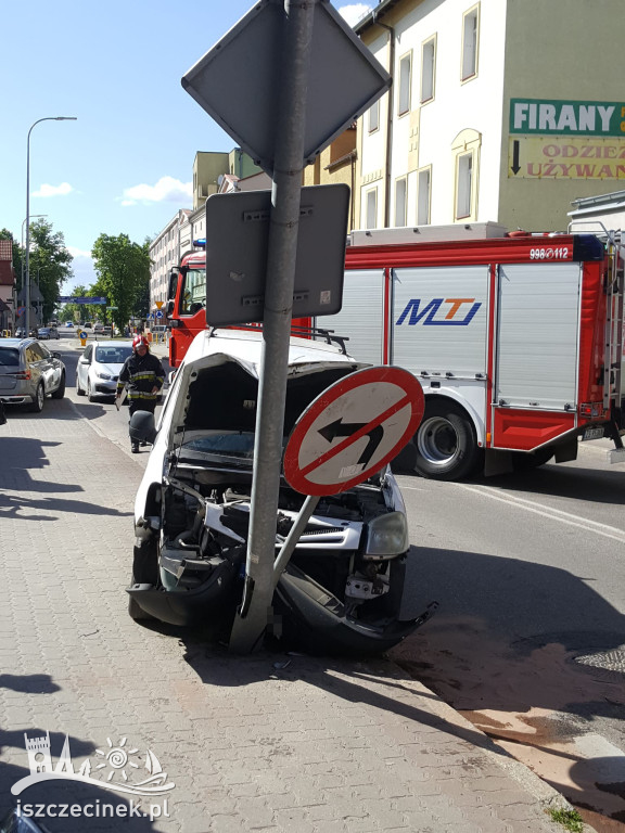 Wypadek w centrum Szczecinka. Auto uderzyło w latarnię