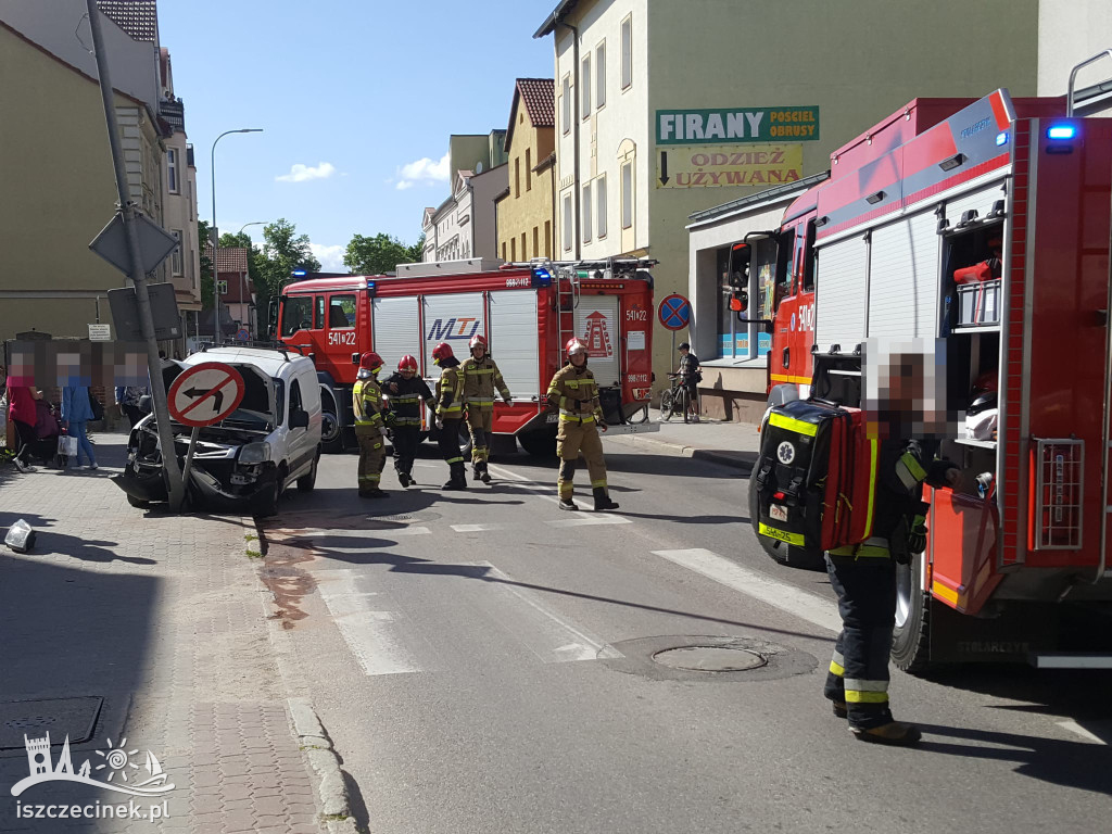 Wypadek w centrum Szczecinka. Auto uderzyło w latarnię