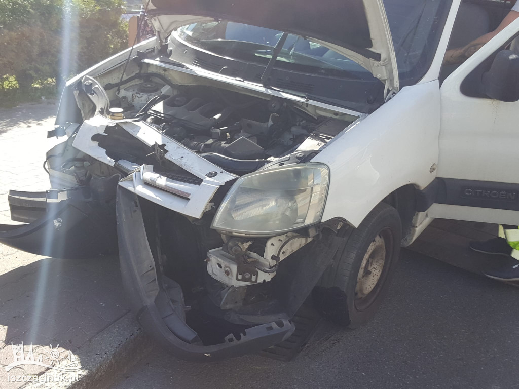 Wypadek w centrum Szczecinka. Auto uderzyło w latarnię