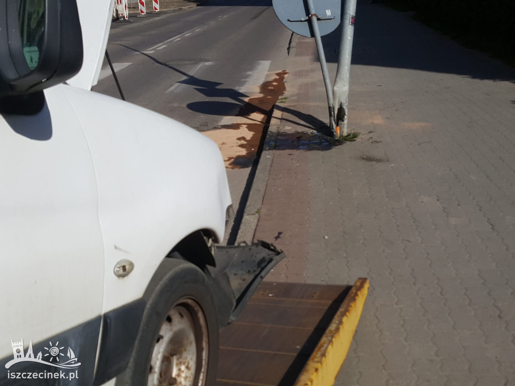 Wypadek w centrum Szczecinka. Auto uderzyło w latarnię