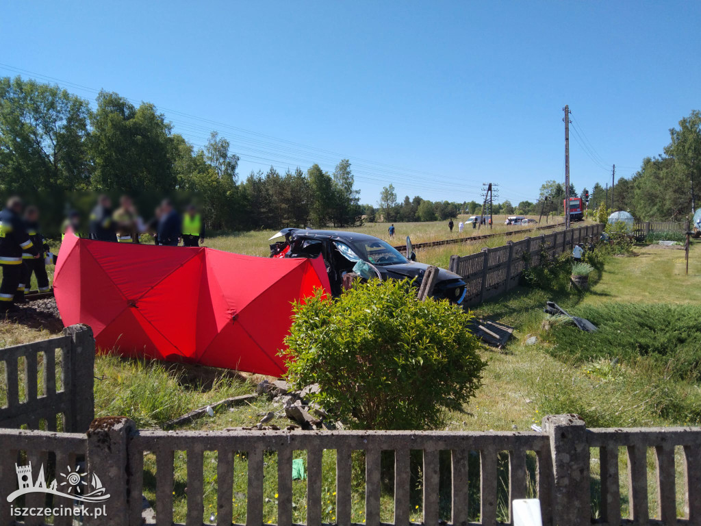 Śmiertelny wypadek na torach. Auto wjechało pod szybobus