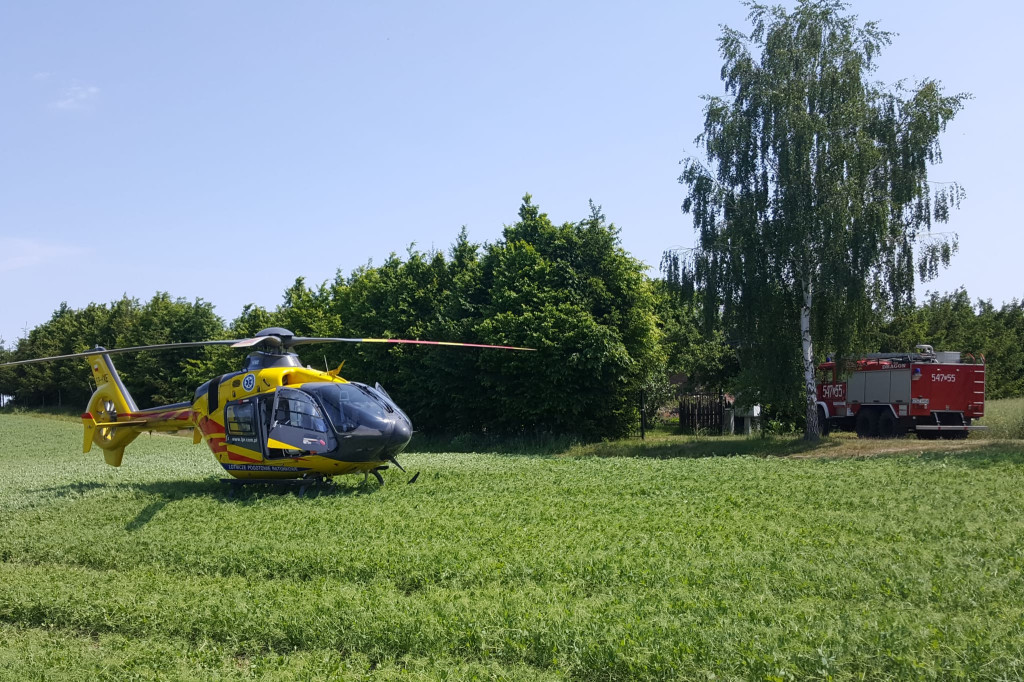 Mężczyzna spadł z drabiny na pręt. Poważny wypadek w Dzikach