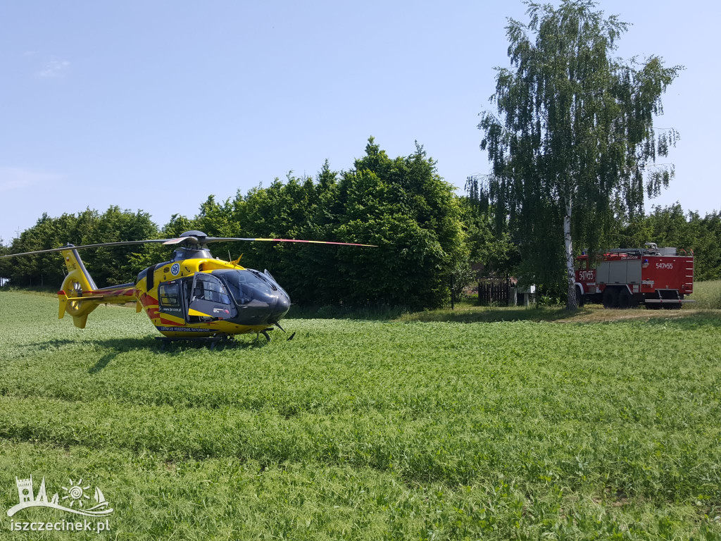 Mężczyzna spadł z drabiny na pręt. Poważny wypadek w Dzikach