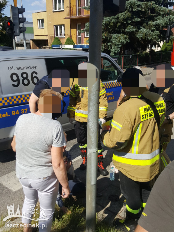 Pies wbiegł pod samochód. Trzeba było podnieść pojazd