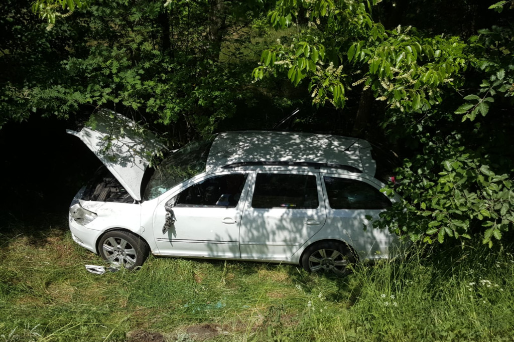 Osobówka wypadła z drogi. W środku była 4-osobowa rodzina