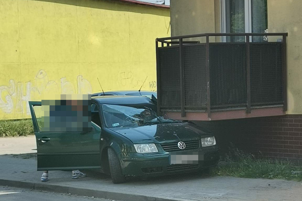 Samochód wbił się w balkon. Co się działo w niedzielę na ul. Zielonej?