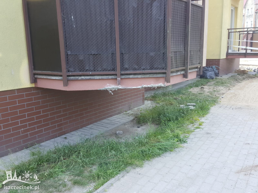 Samochód wbił się w balkon. Co się działo w niedzielę na ul. Zielonej?