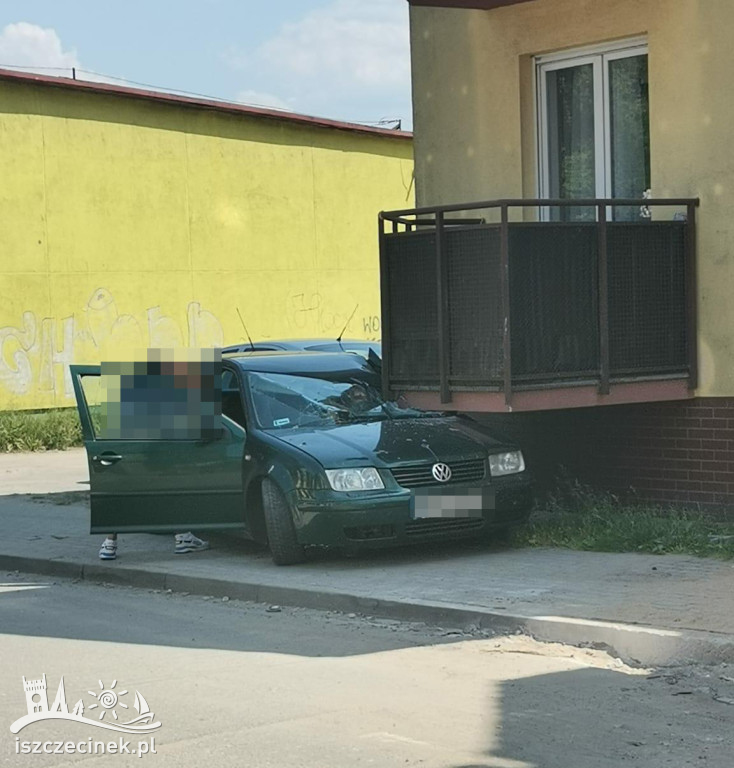 Samochód wbił się w balkon. Co się działo w niedzielę na ul. Zielonej?