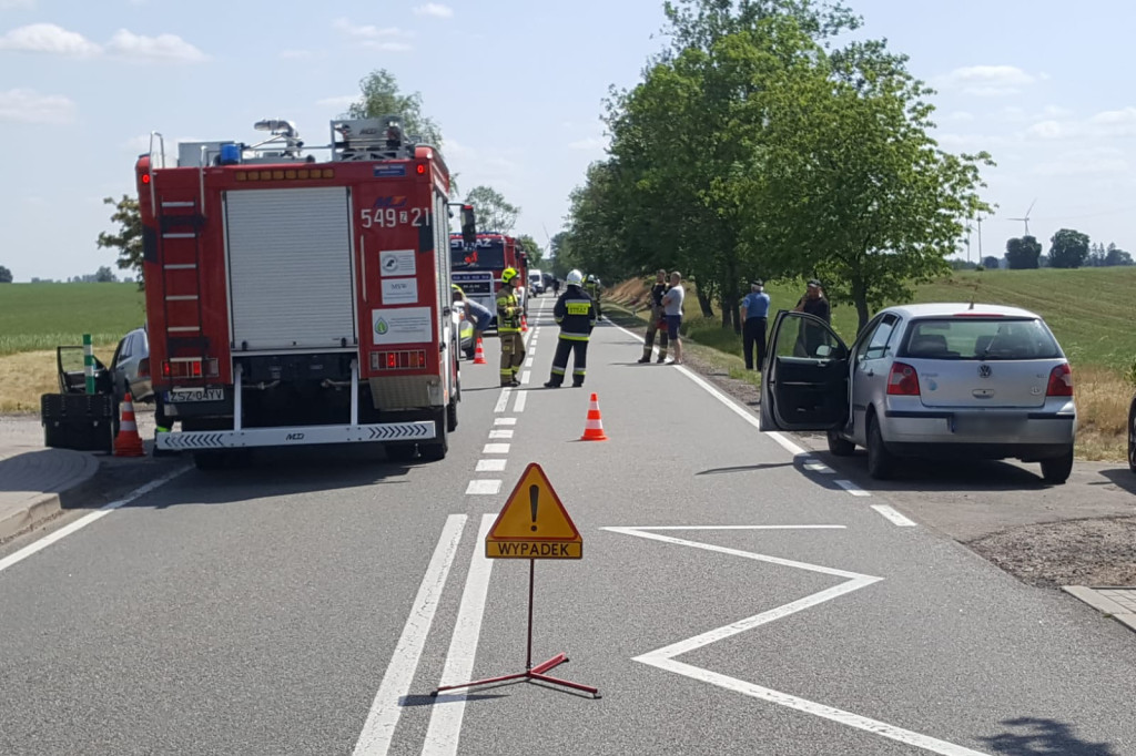 Wypadek. Motocykl zderzył się z osobówką. Kierowca zabrany do szpitala