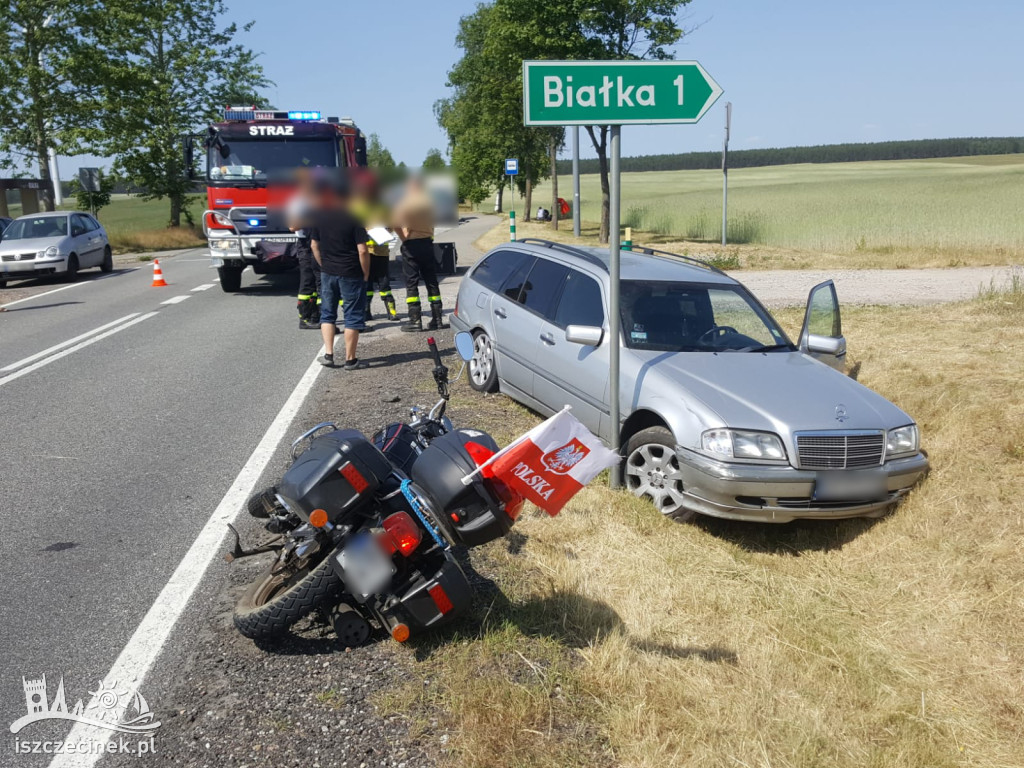 Wypadek. Motocykl zderzył się z osobówką. Kierowca zabrany do szpitala