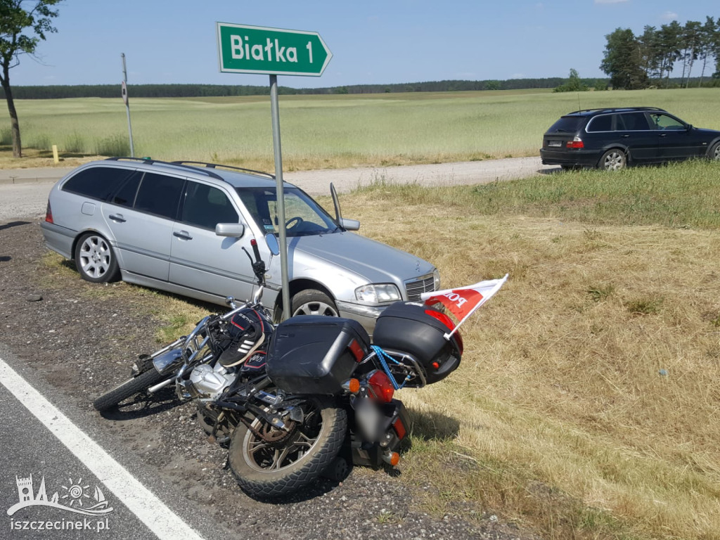 Wypadek. Motocykl zderzył się z osobówką. Kierowca zabrany do szpitala